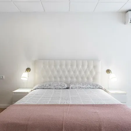 Apartment 47 Carrer De Cadis, Puerta 1